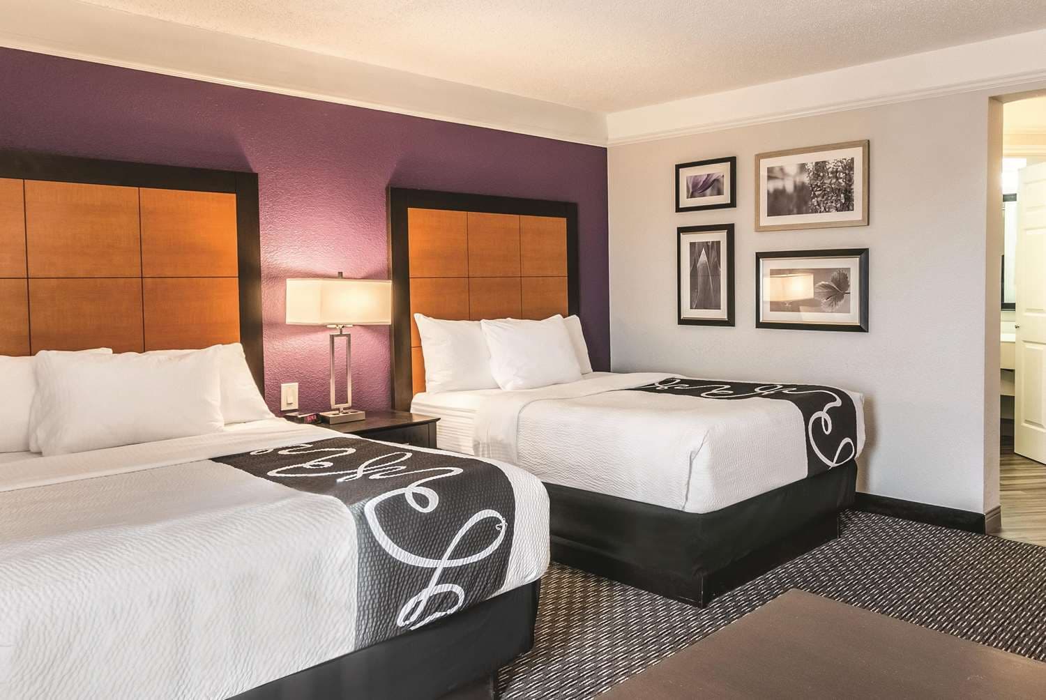 La Quinta Inn & Suites by Wyndham Orlando Airport at Gateway Village