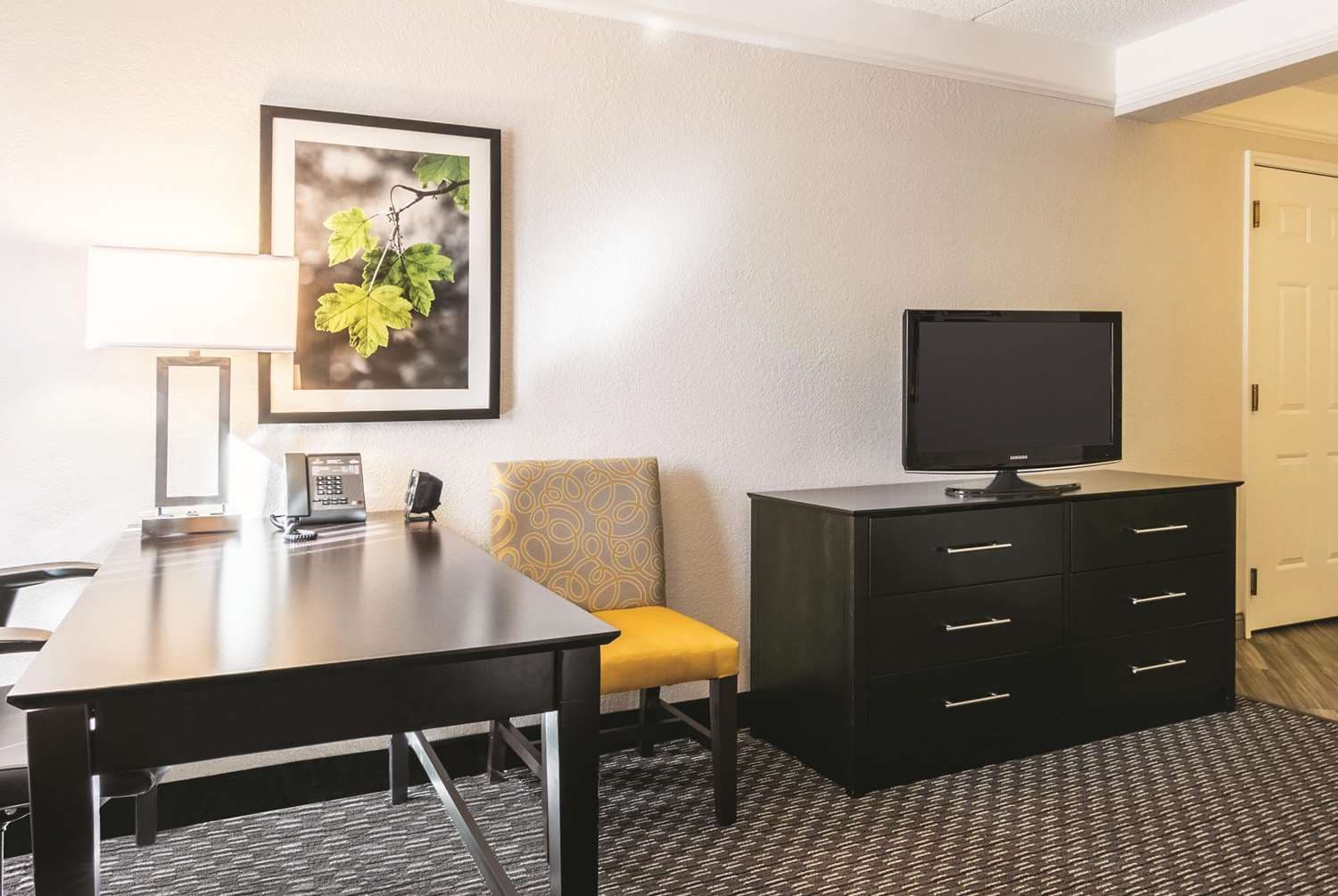 La Quinta Inn & Suites by Wyndham Orlando Airport at Gateway Village