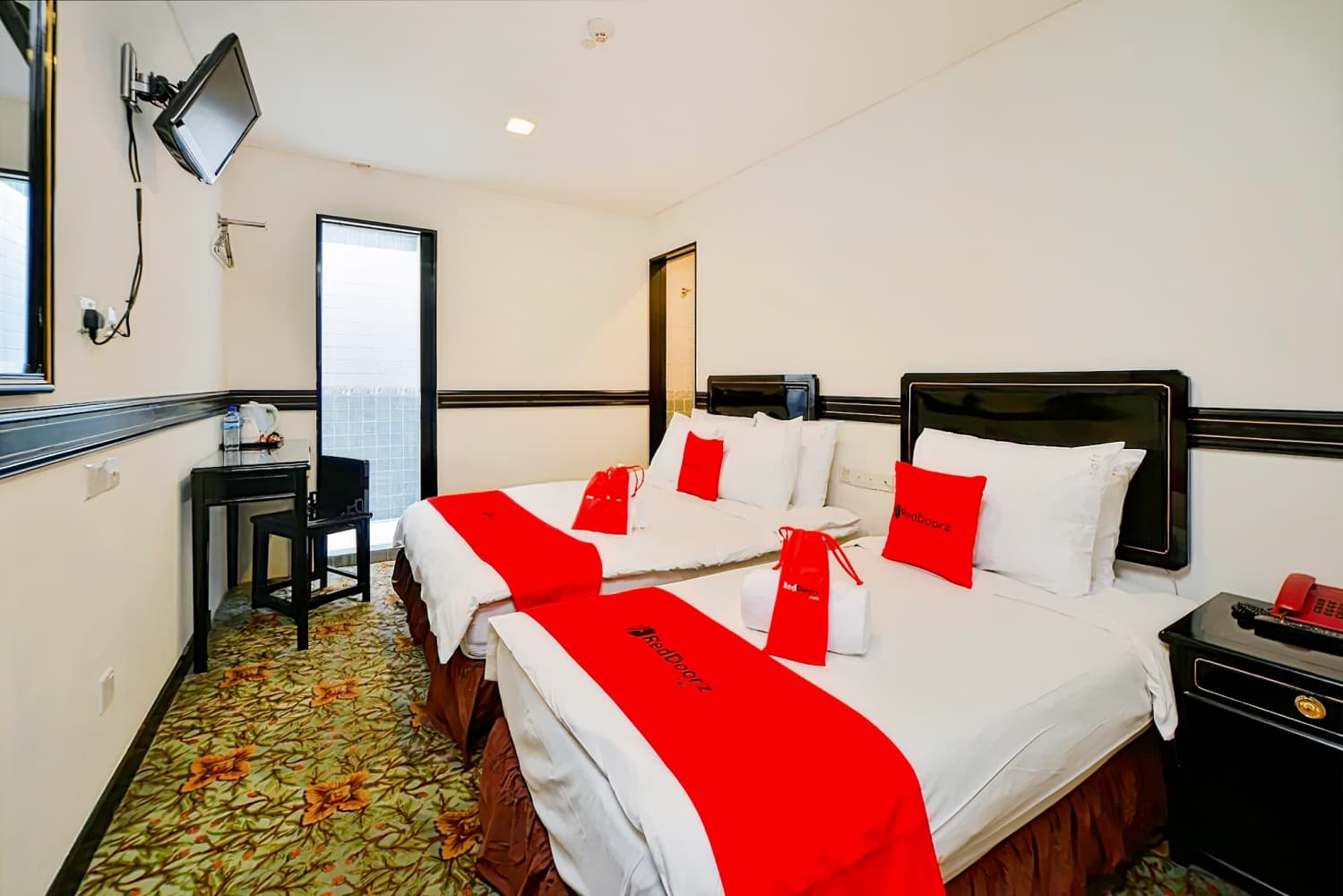 RedDoorz near Marine Parade Central