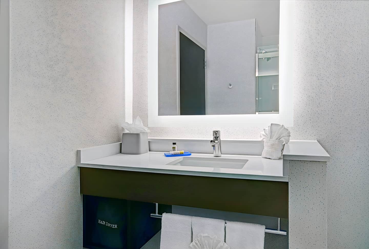 Holiday Inn Express & Suites Milwaukee - Brookfield