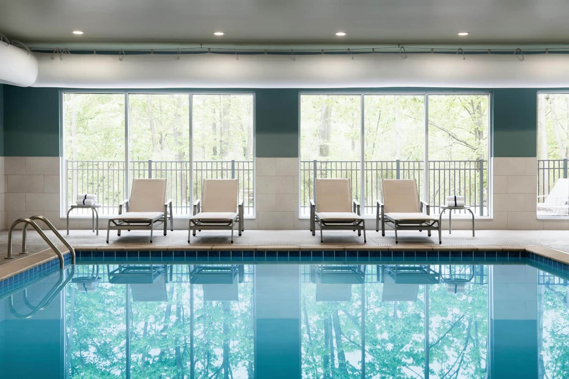 Holiday Inn Express & Suites Calgary Airport Trail NE