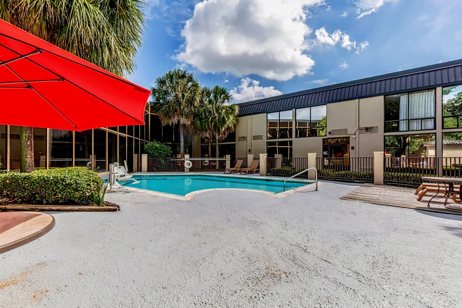 Red Roof Inn PLUS+ & Suites Houston – IAH Airport SW