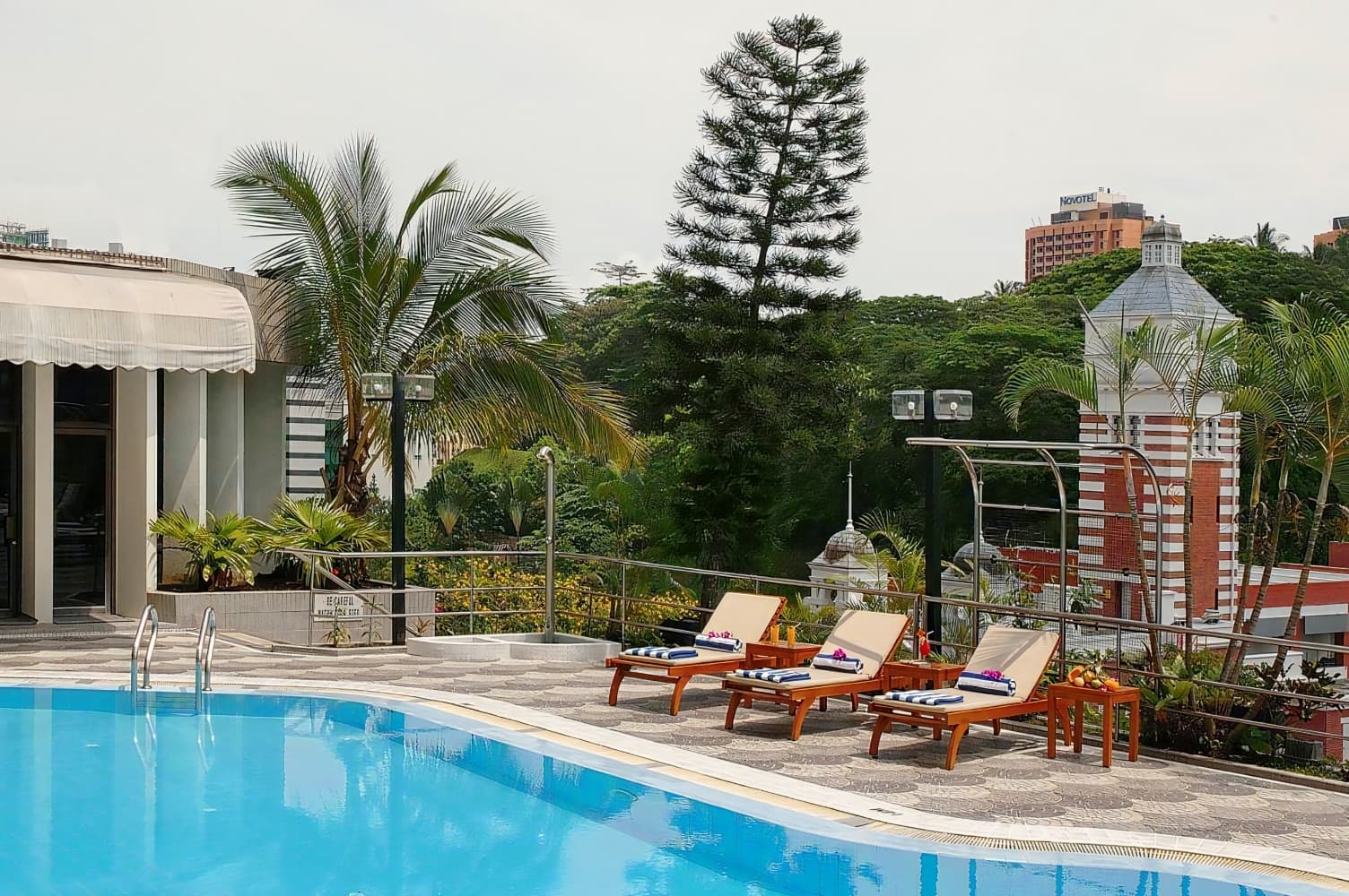 Peninsular Excelsior Hotel