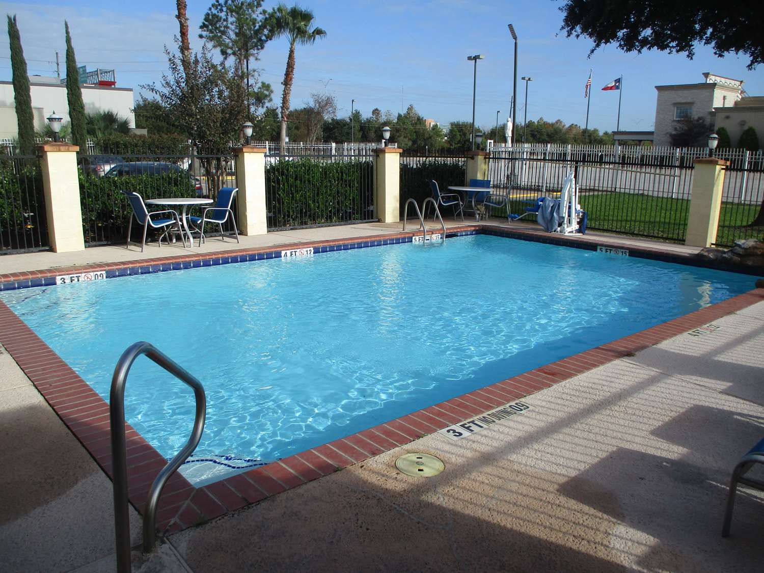 Days Inn & Suites by Wyndham Sam Houston Tollway
