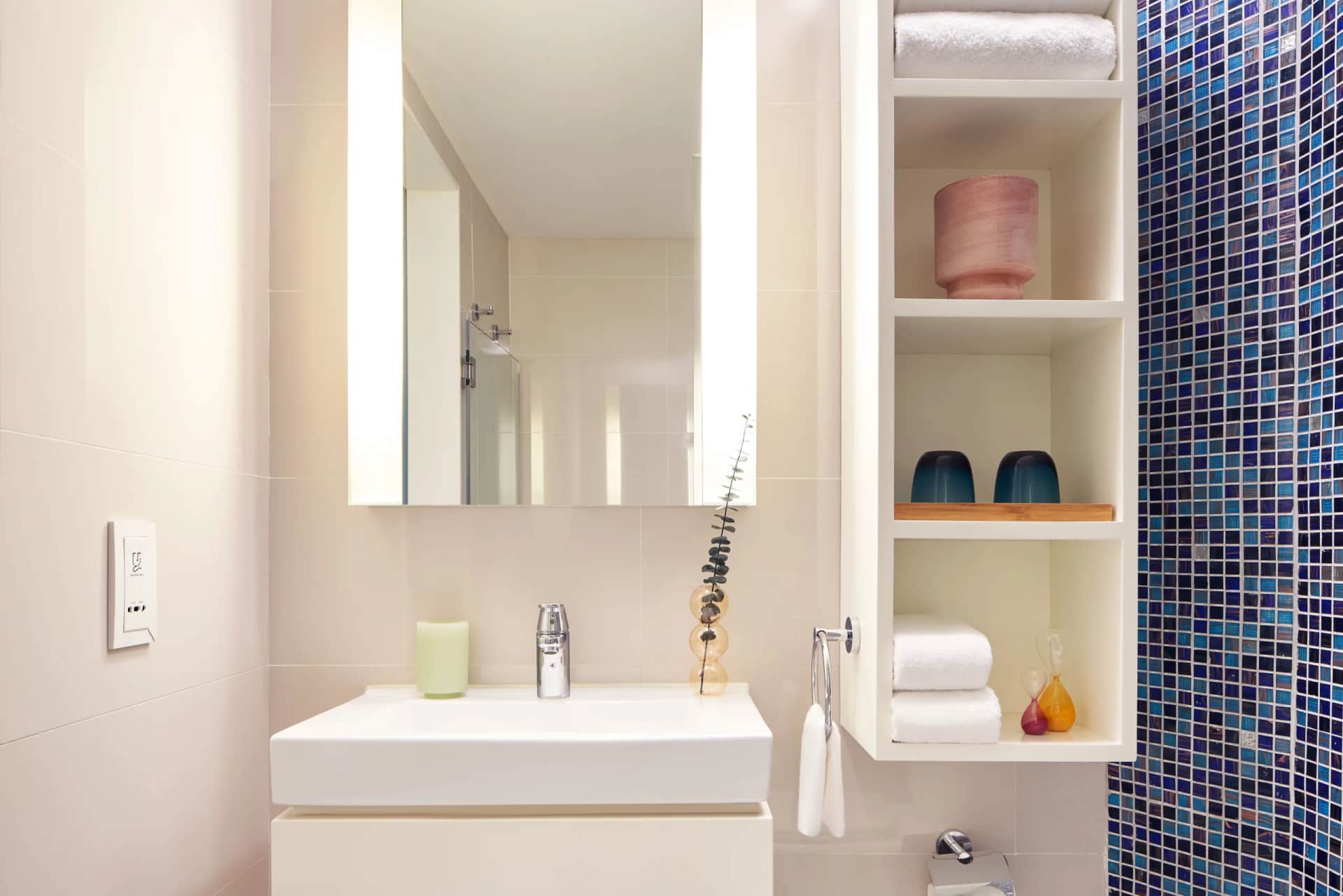 Ying'nFlo, Wesley Admiralty, Hong Kong