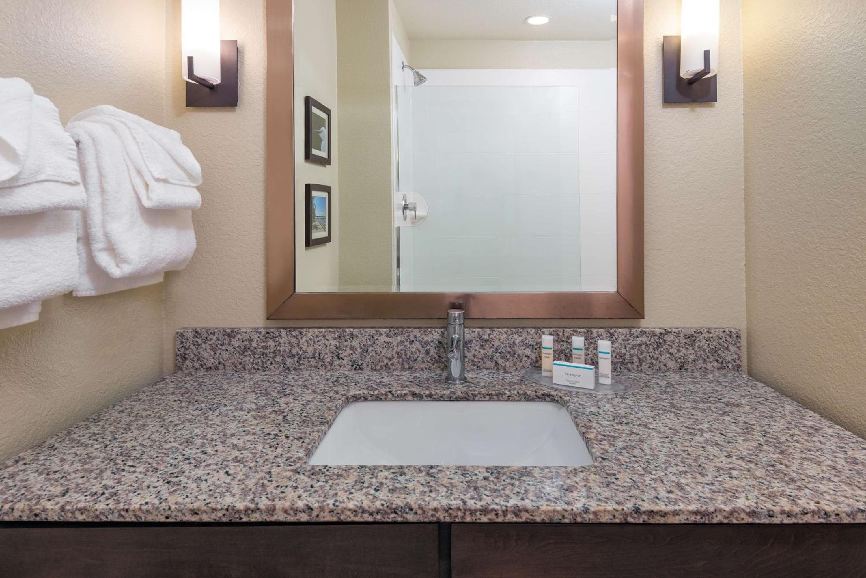 Ameniti Bay - Best Western Signature Collection