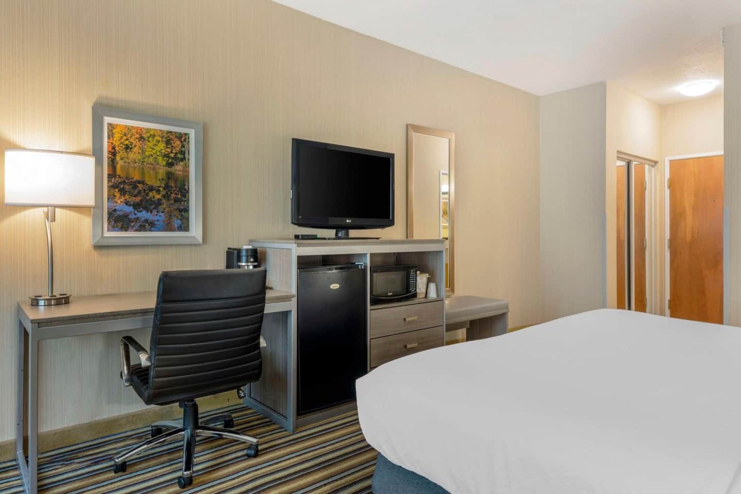 Best Western PLUS NEW ENGLAND INN & SUITES
