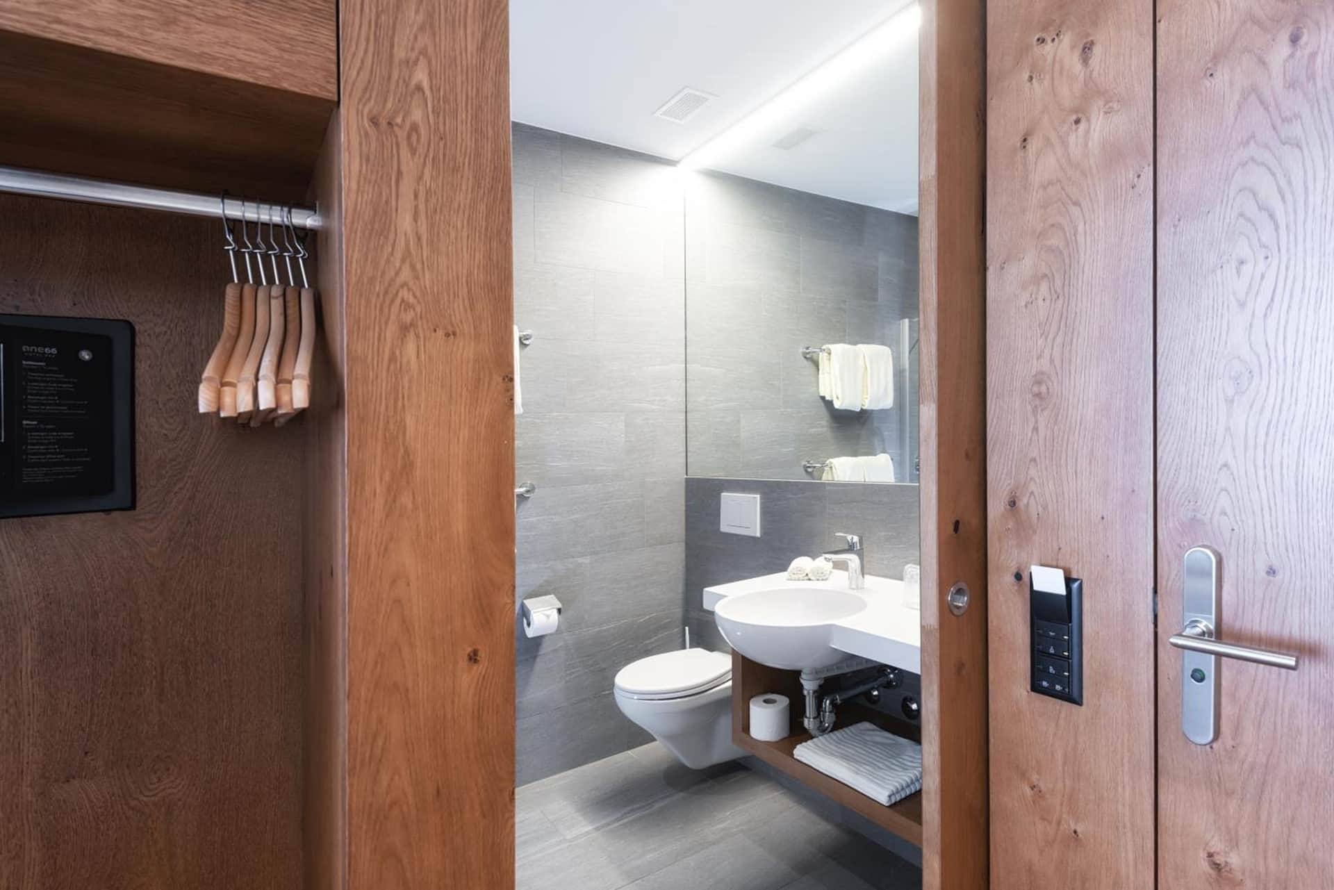 Hotel one66