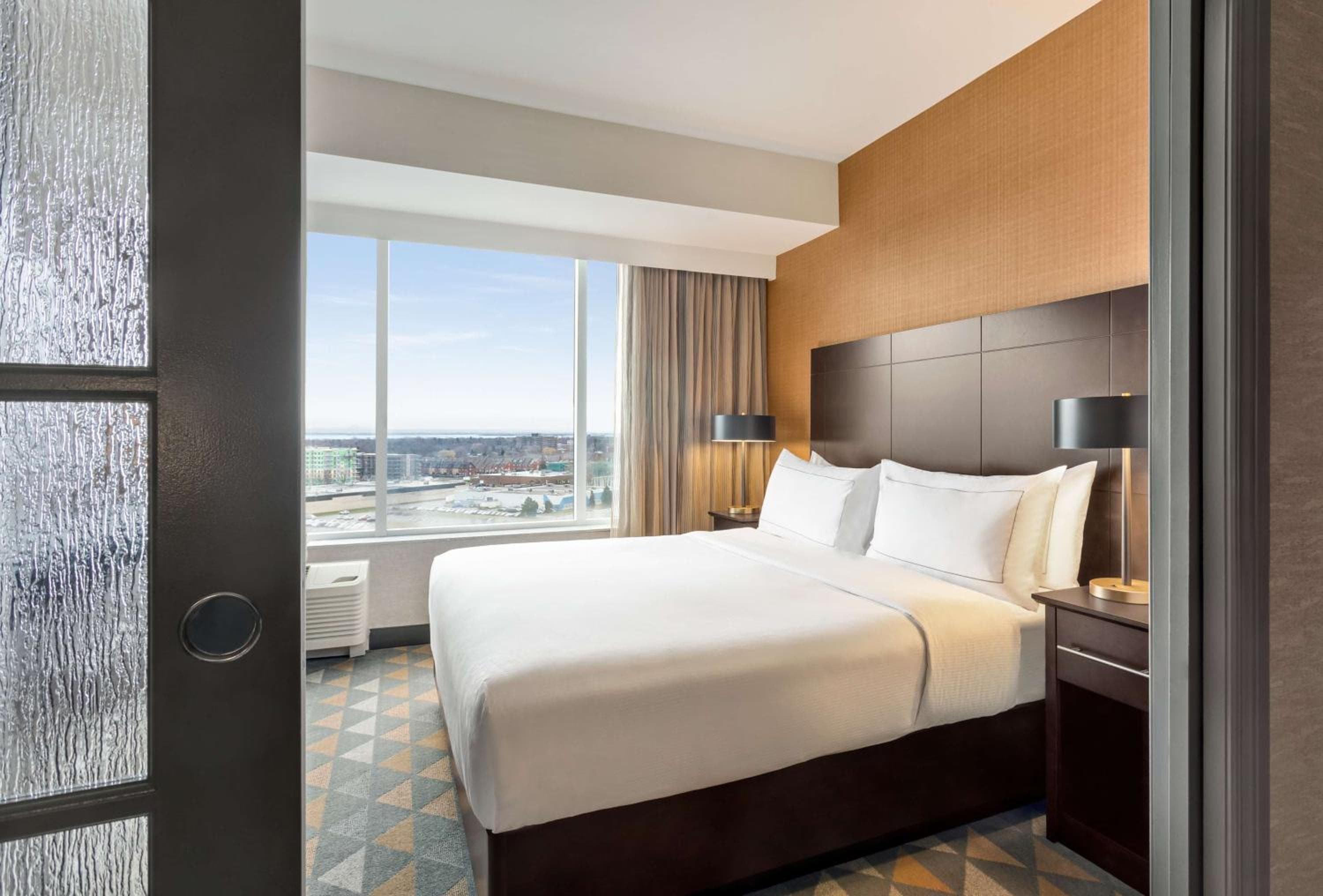 DoubleTree by Hilton Pointe Claire Montreal Airport West