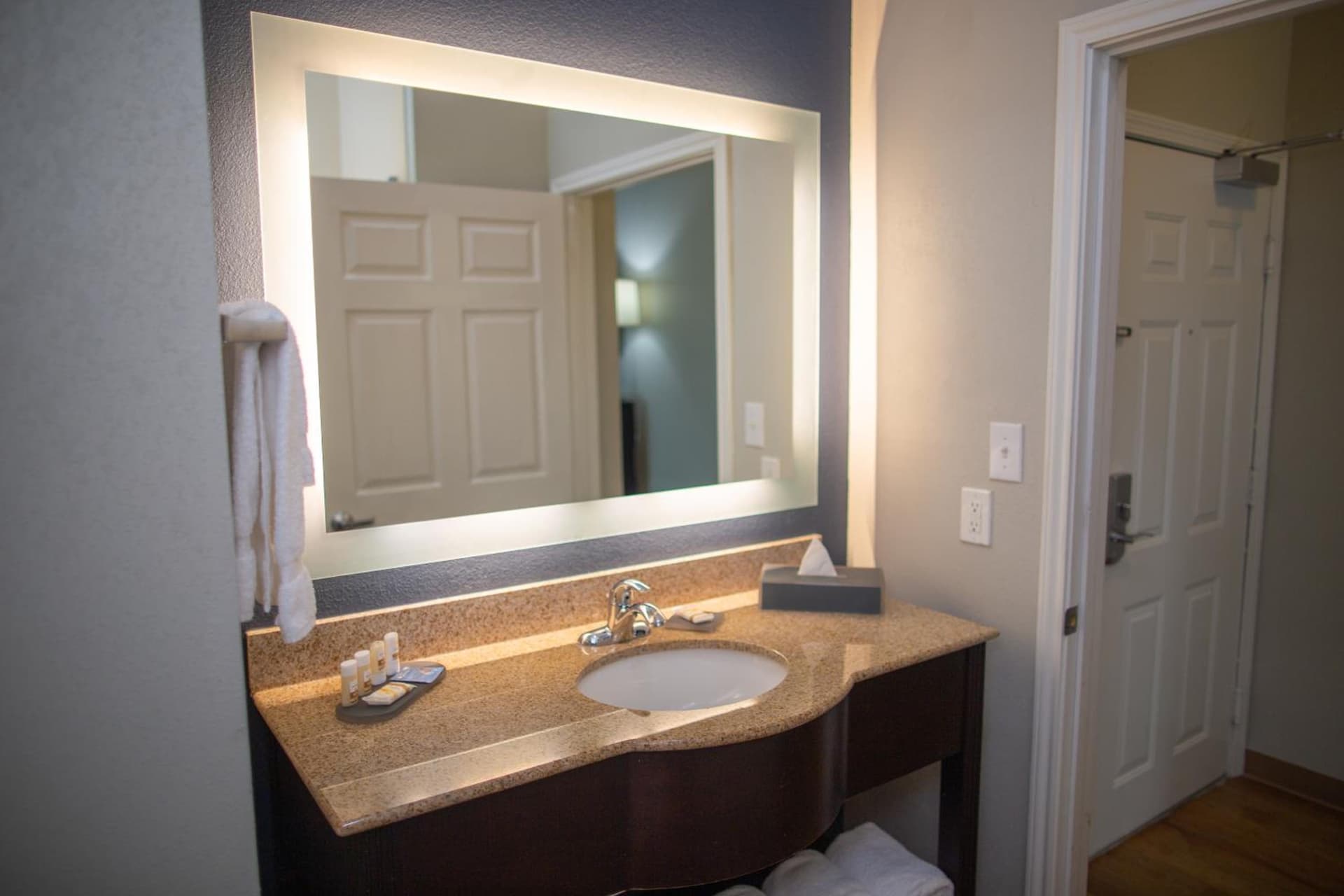 La Quinta Inn & Suites by Wyndham Houston East at Normandy