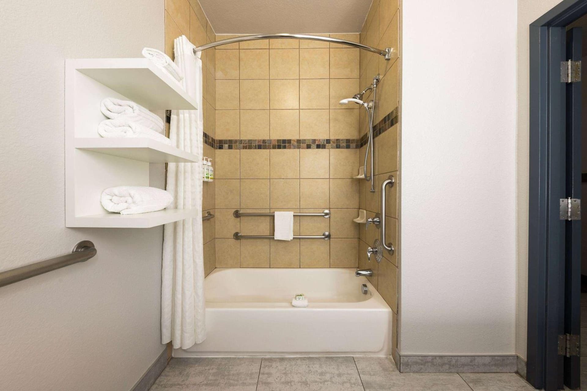 La Quinta Inn & Suites by Wyndham Ft. Worth - Forest Hill TX