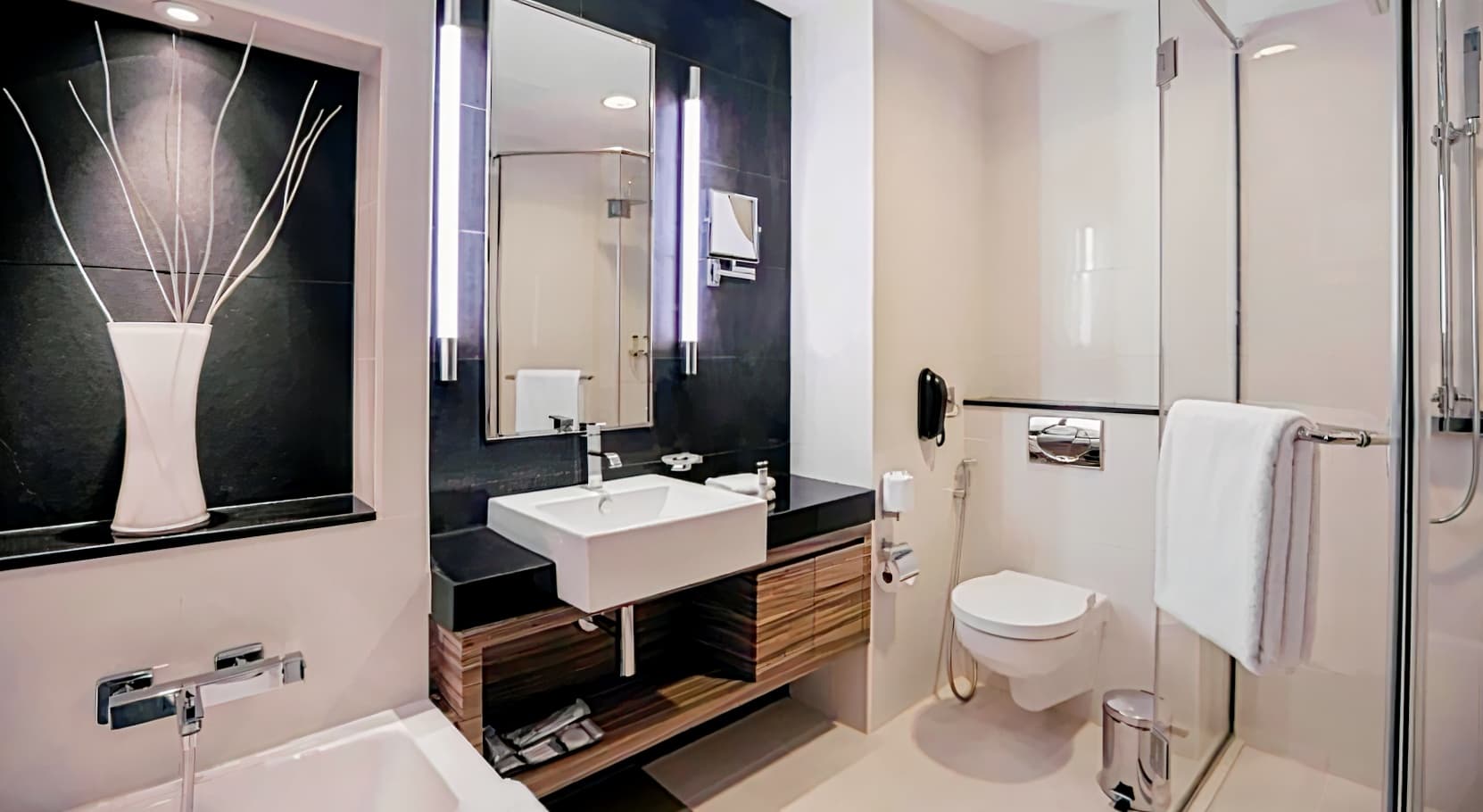 Pullman Dubai Jumeirah Lakes Towers